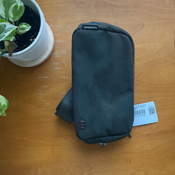 Lululemon Everywhere Belt Bag Camo Crossbody Sling Bag Nwt - Picture 4 of 8